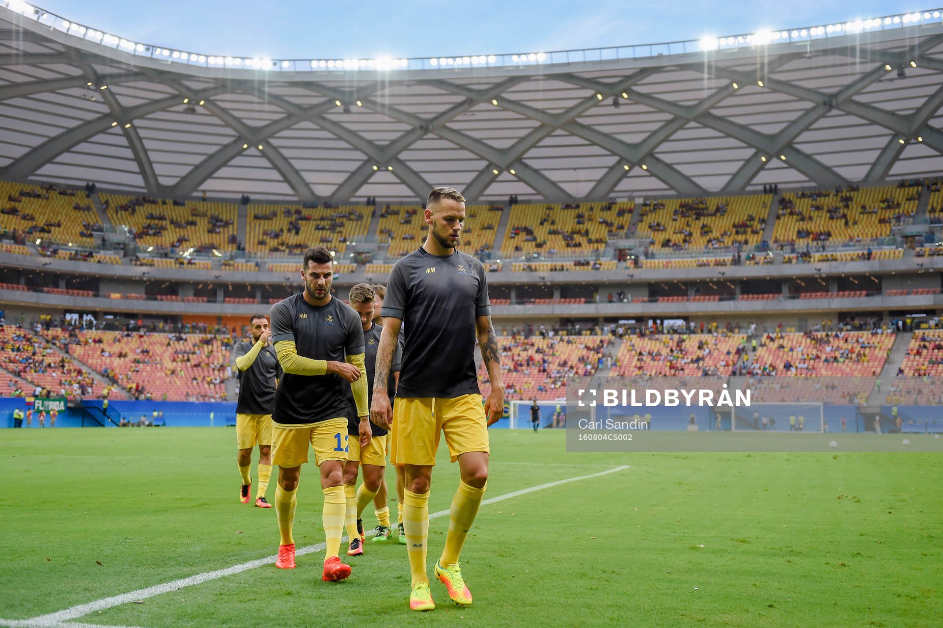 Sveriges Mikael Ishak och Alexander Milosevic värmer upp