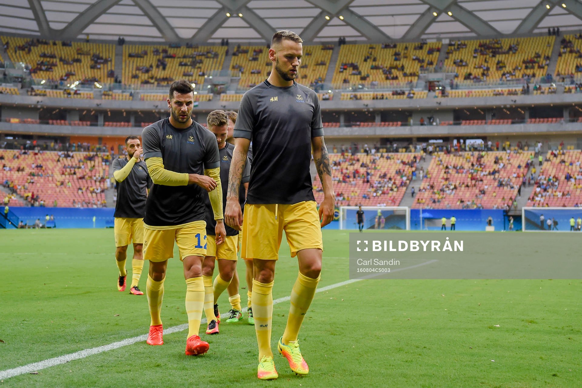 Sveriges Mikael Ishak och Alexander Milosevic värmer upp