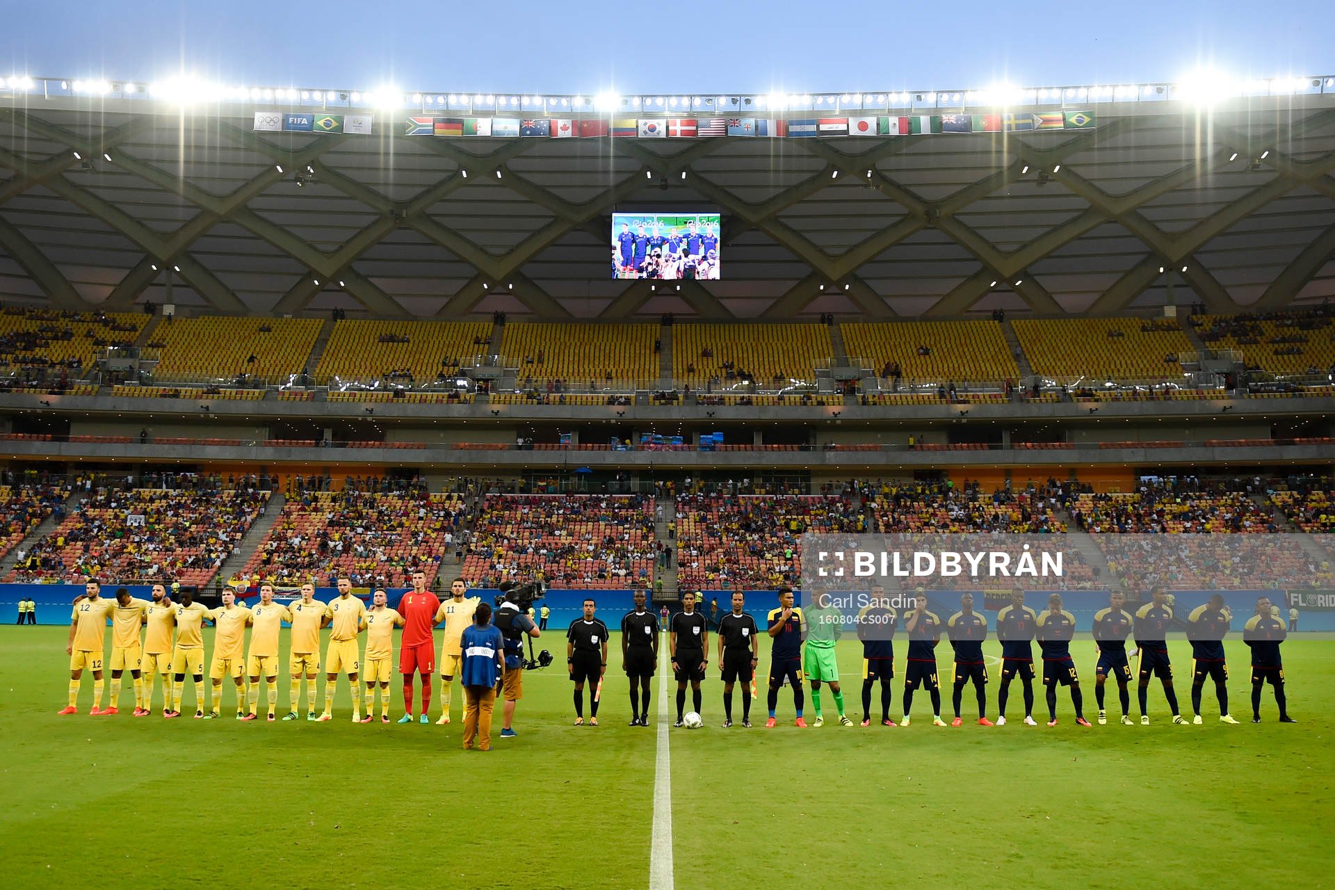 Sveriges och Colombias spelare före fotbollsmatchen mellan