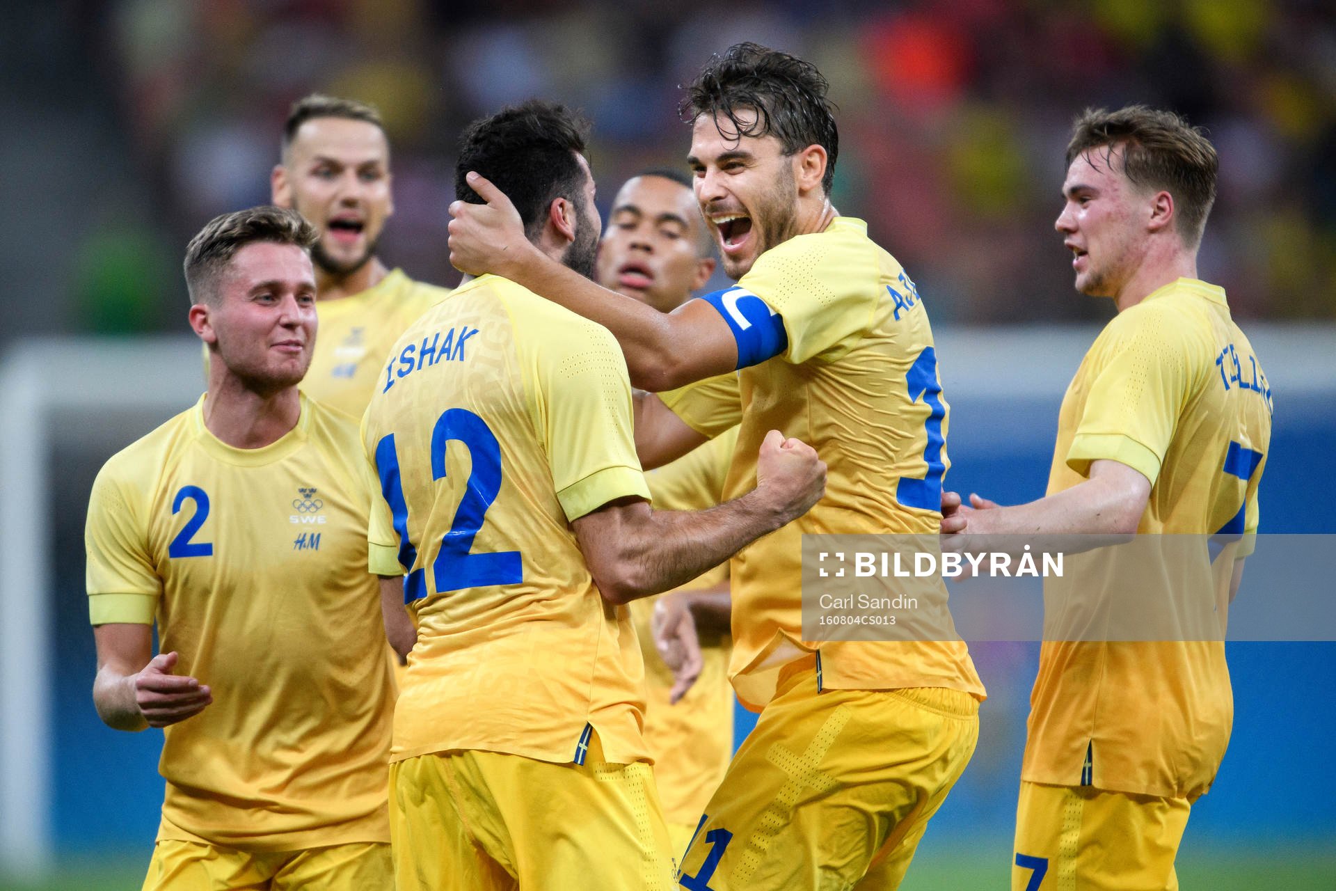 Sveriges Mikael Ishak och Astrit Ajdarevic jublar