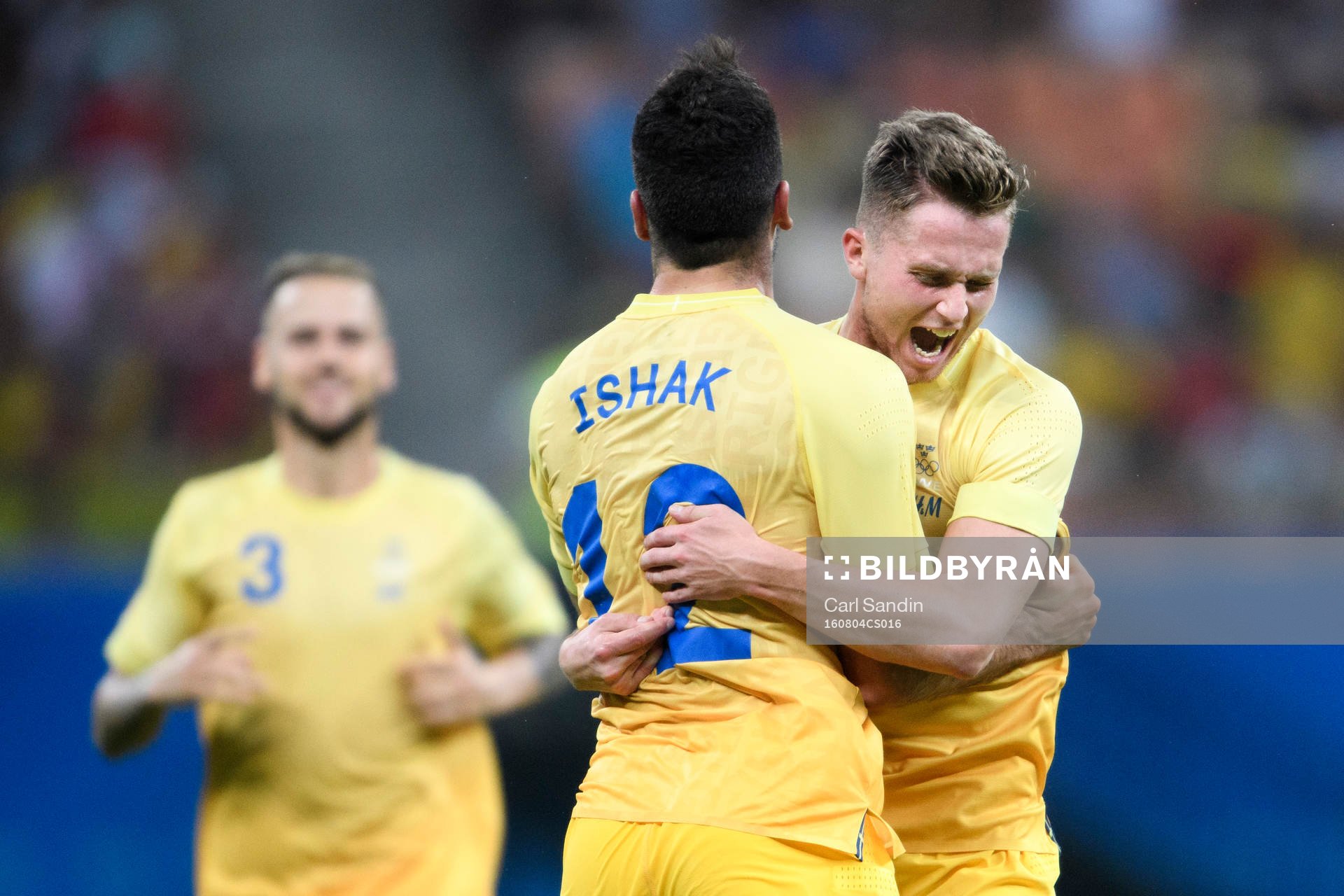 Sveriges Mikael Ishak och Adam Lundqvist jublar efter att Mikael Ishak gjort 1-1 i fotbollsmatchen mellan Sverige och Colombia den 4 augusti 2016 under OS i Manaus.