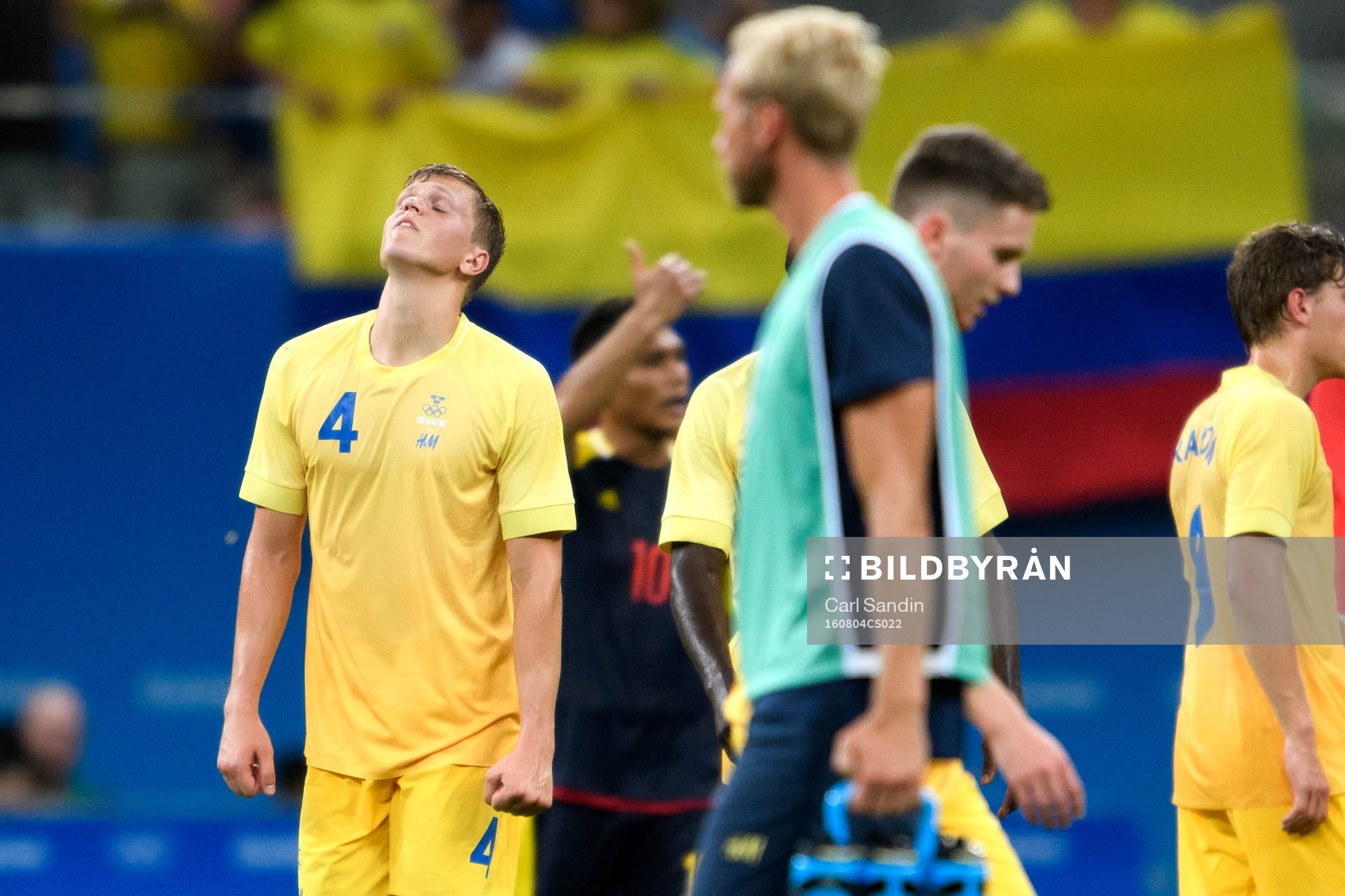 Sveriges Joakim Nilsson deppar fotbollsmatchen mellan