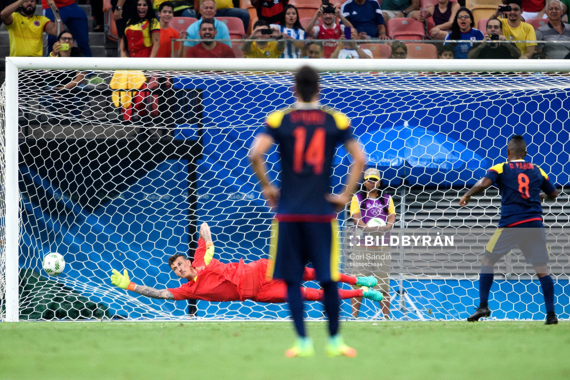 Sveriges målvakt Andreas Linde kastar sig efter bollen som slås av Colombias Dorlan Pabon i fotbollsmatchen mellan Sverige och Colombia den 4 augusti 2016 under OS i Manaus.