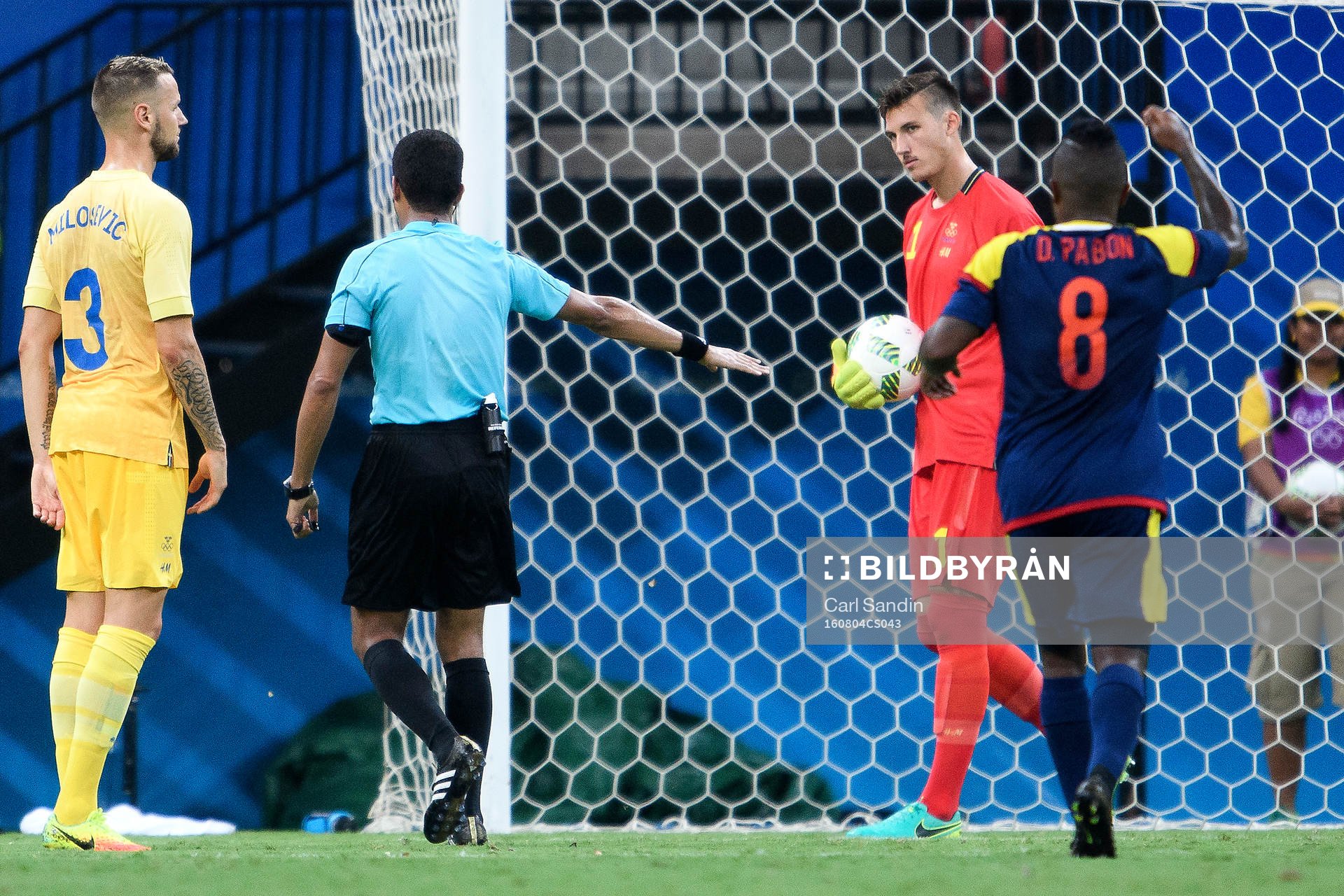 Domaren pekar på straffpunkten framför Sveriges målvakt Andreas Linde i fotbollsmatchen mellan Sverige och Colombia den 4 augusti 2016 under OS i Manaus.