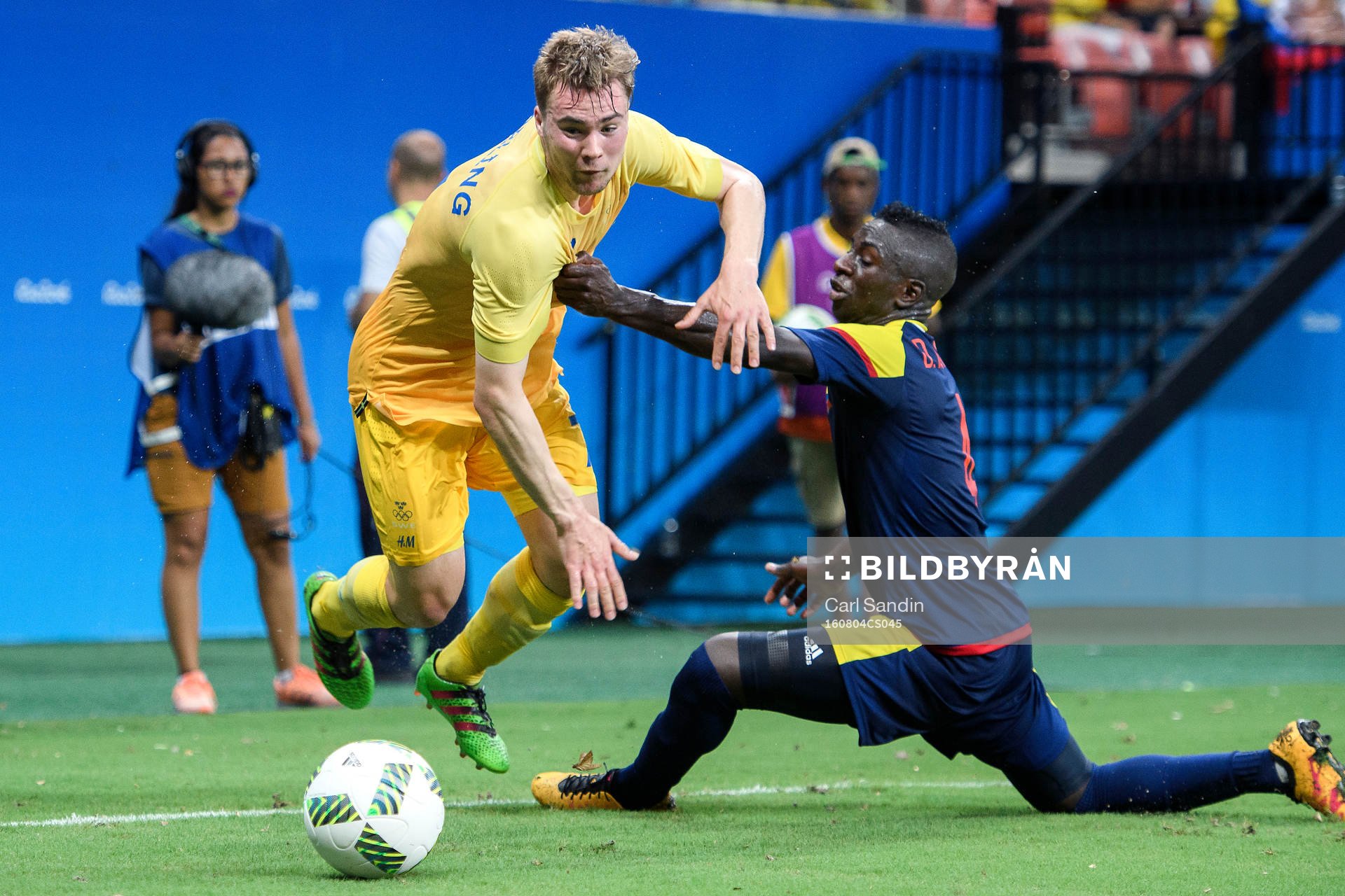 Sveriges Simon Tibbling i närkamp Colombias Deiver Machado