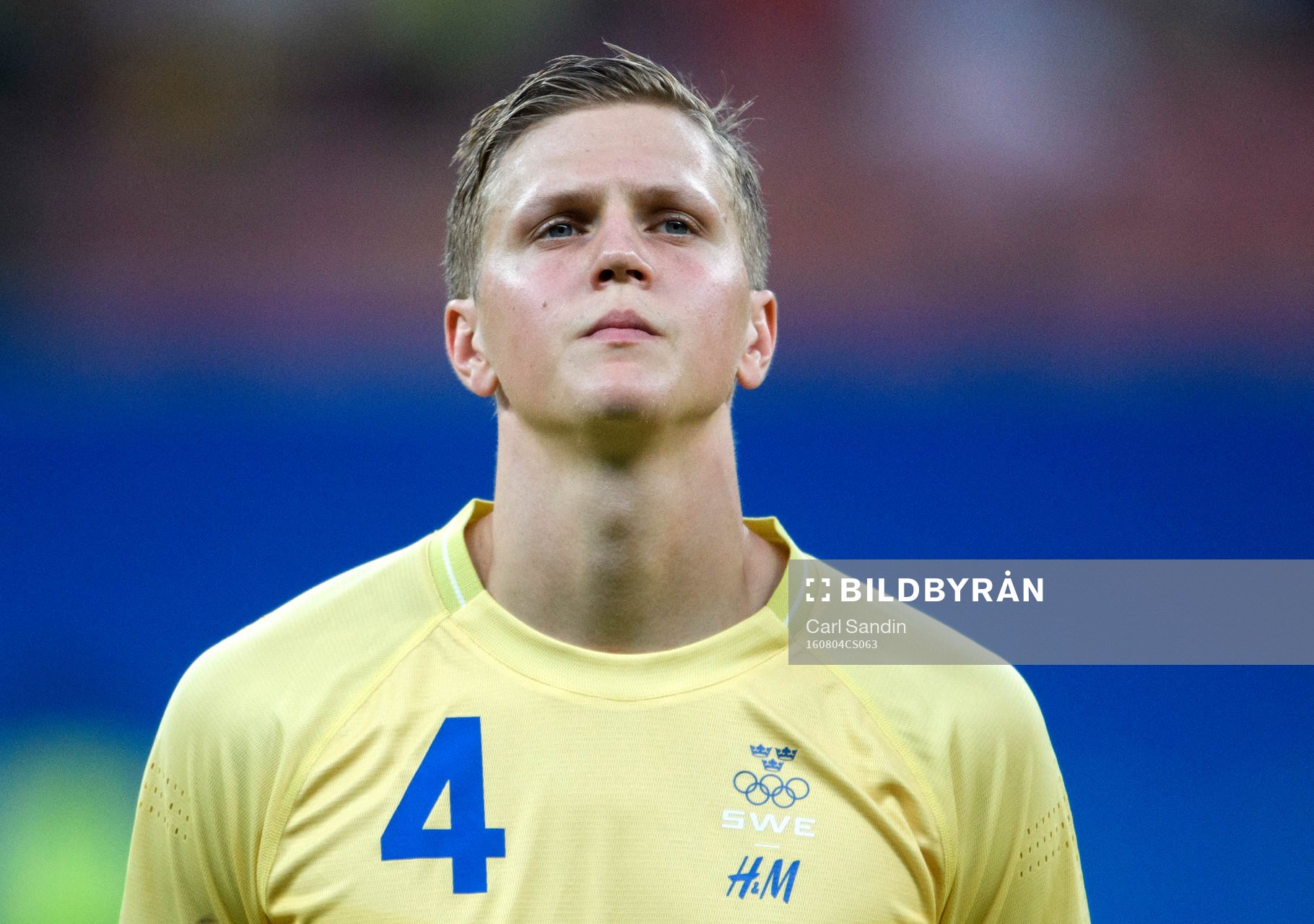 Sveriges Joakim Nilsson vid lineup innan fotbollsmatchen