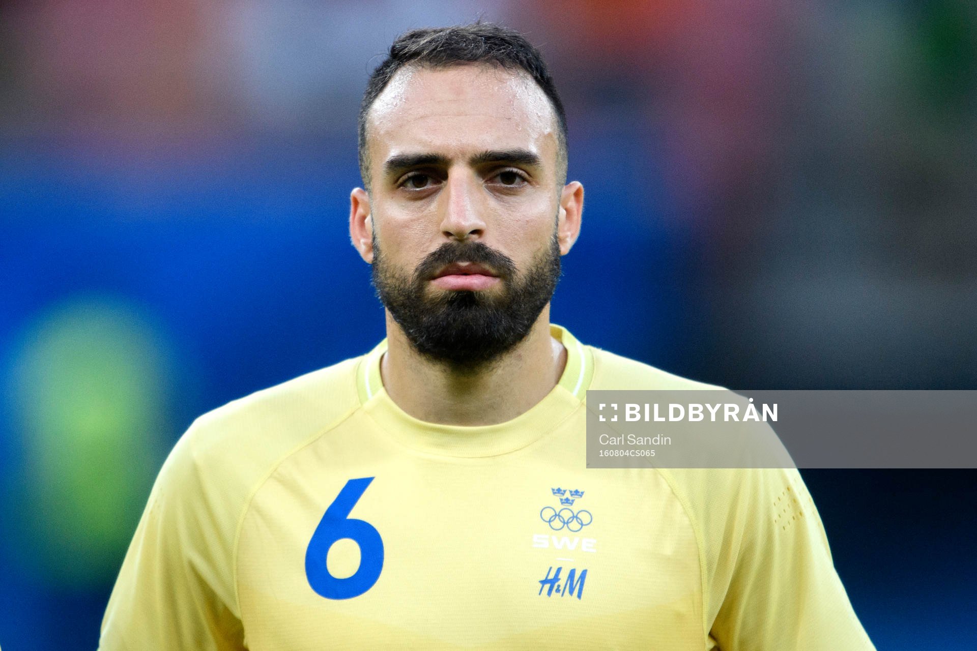 Sveriges Abdul Khalili vid lineup innan fotbollsmatchen