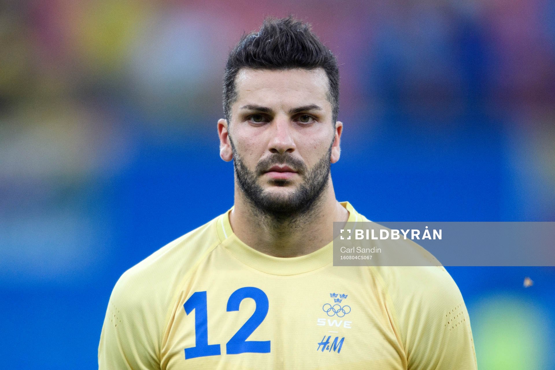 Sveriges Mikael Ishak vid lineup innan fotbollsmatchen