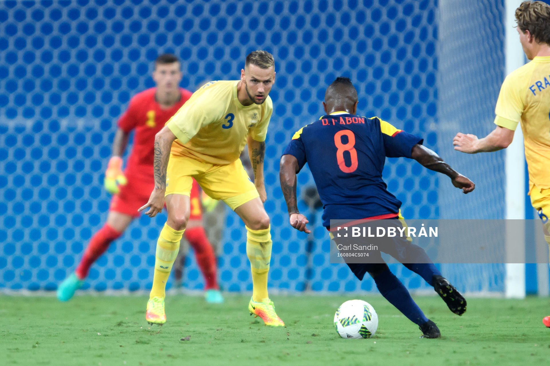Sveriges Alexander Milosevic försvarar mot Colombias