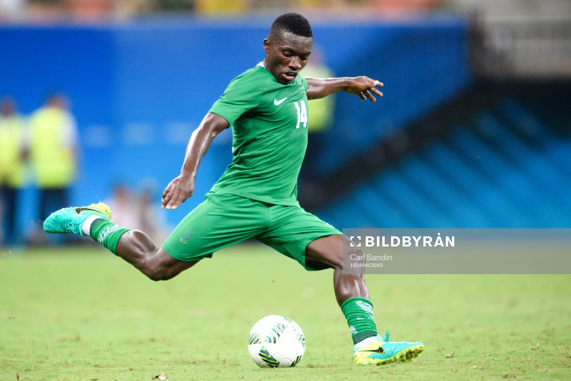 Nigerias Okechukwu Azubuike i fotbollsmatchen mellan