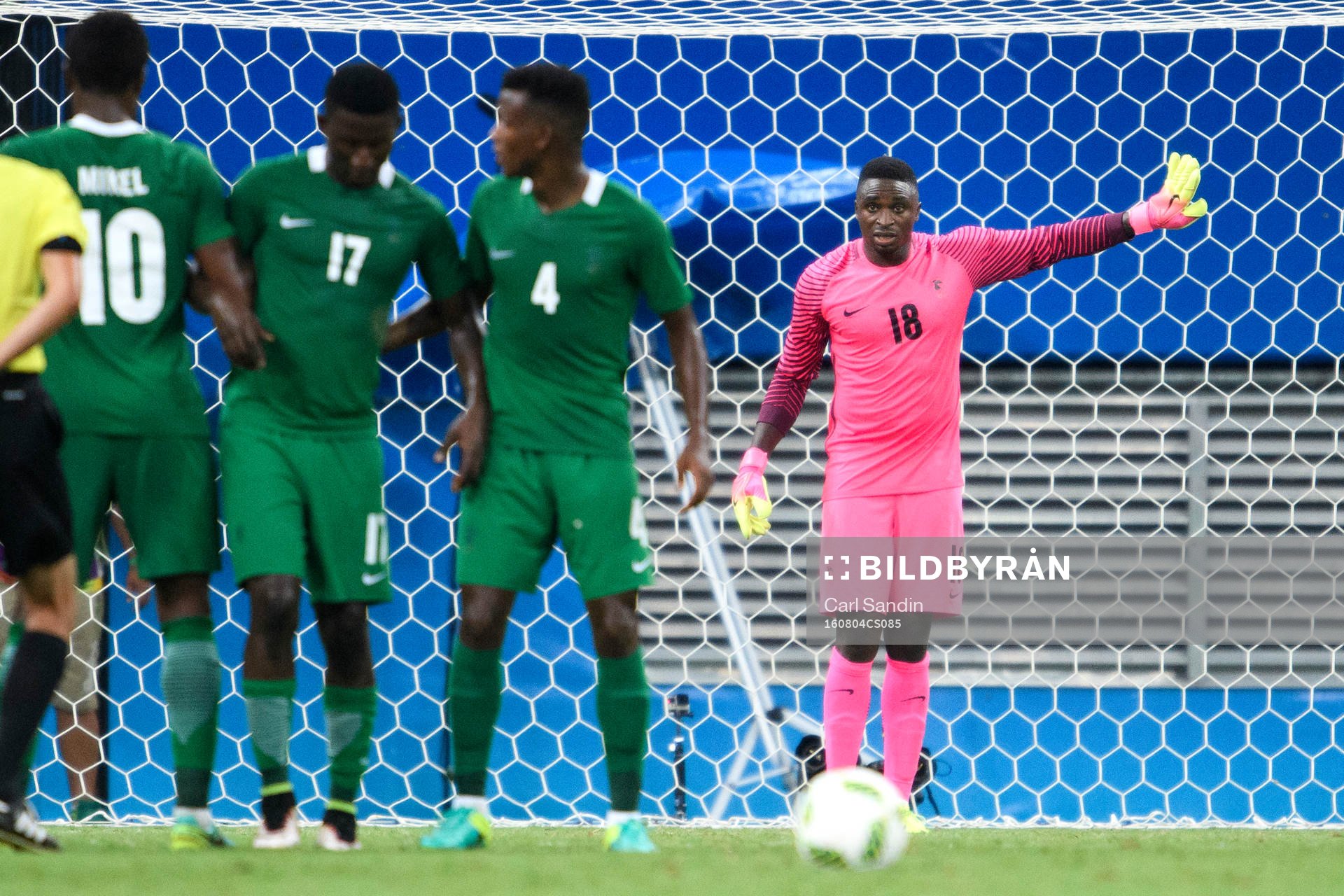 Nigerias målvakt Emmanuel Daniel i fotbollsmatchen mellan