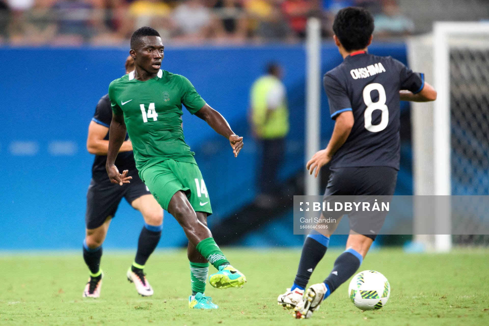 Nigerias Okechukwu Azubuike i fotbollsmatchen mellan