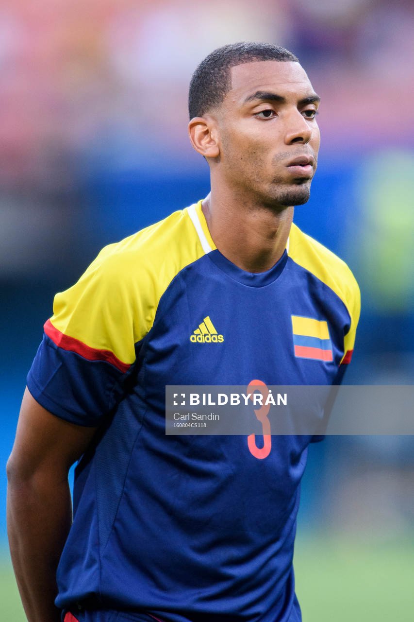 Colombias Deivy Balanta vid lineup innan fotbollsmatchen