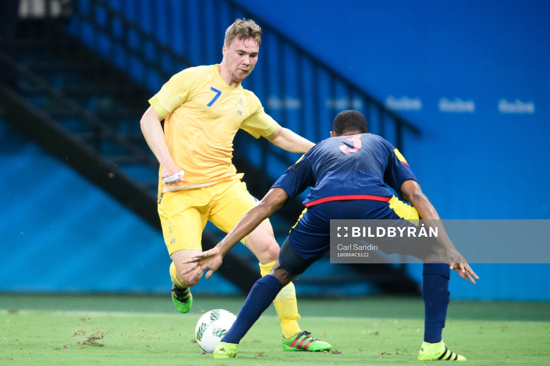 Sveriges Simon Tibbling i fotbollsmatchen mellan Sverige