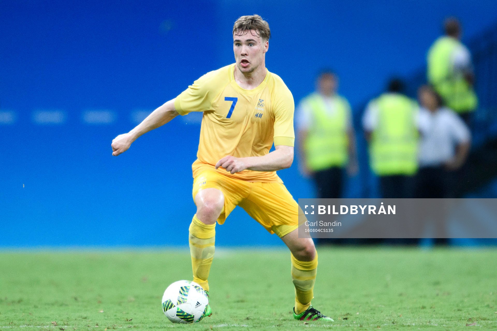 Sveriges Simon Tibbling i fotbollsmatchen mellan Sverige