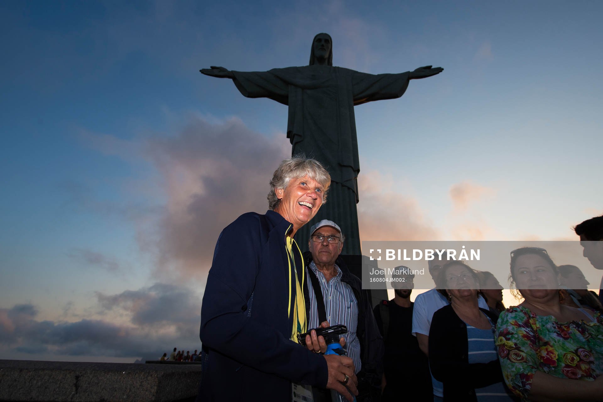 Förbundskapten Pia Sundhage skrattar när Sveriges damfotbollslandslag besöker statyn Cristo Redentor, även kallad Jesusstatyn, den 4 augusti 2016 inför OS i Rio de Janeiro.