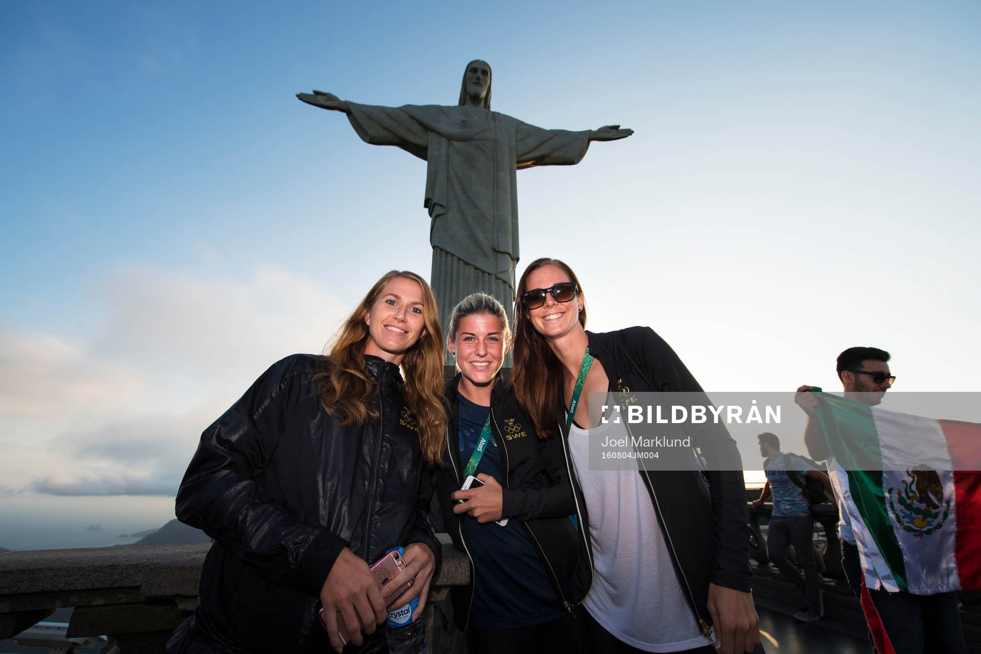 Emma Berglund, Olivia Schough och Lotta Schelin poserar