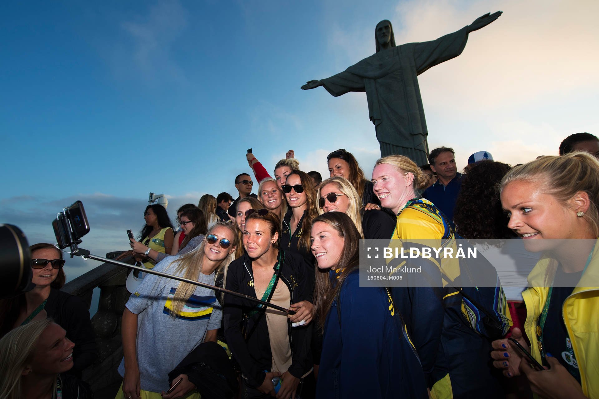 Sveriges damfotbollslandslag besöker statyn Cristo