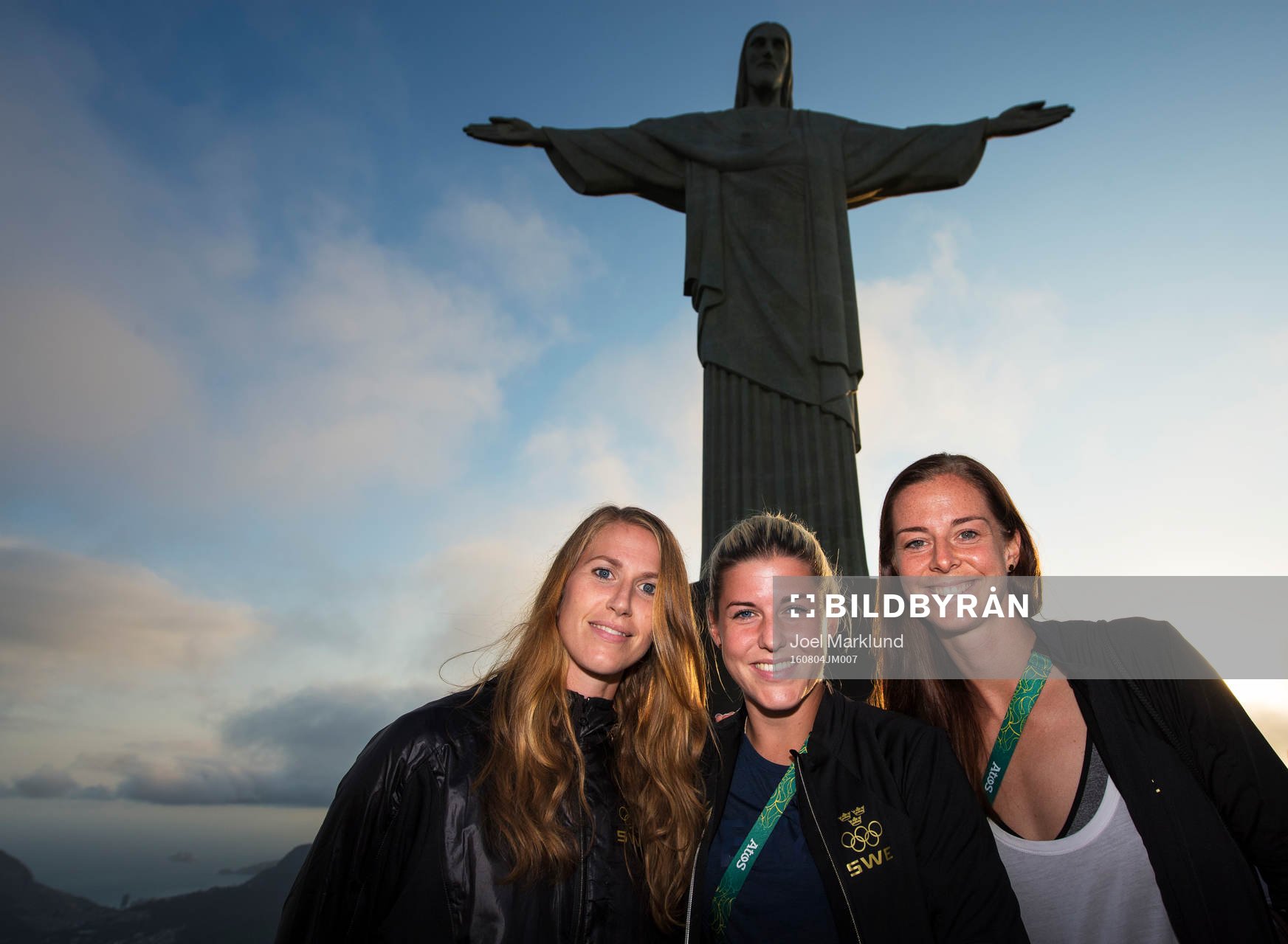 Emma Berglund, Olivia Schough och Lotta Schelin poserar när Sveriges damfotbollslandslag besöker statyn Cristo Redentor, även kallad Jesusstatyn, den 4 augusti 2016 inför OS i Rio de Janeiro.