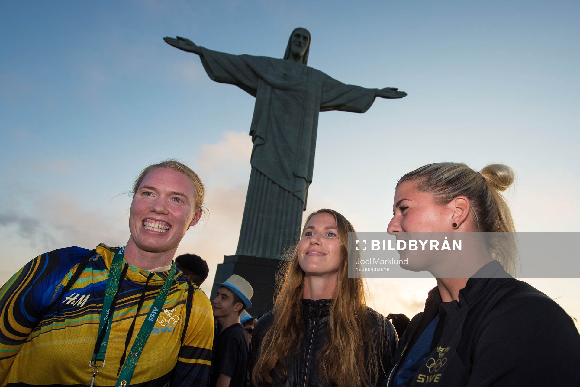 Hedvig Lindahl, Emma Berglund och Olivia Schough när Sveriges damfotbollslandslag besöker statyn Cristo Redentor, även kallad Jesusstatyn, den 4 augusti 2016 inför OS i Rio de Janeiro.