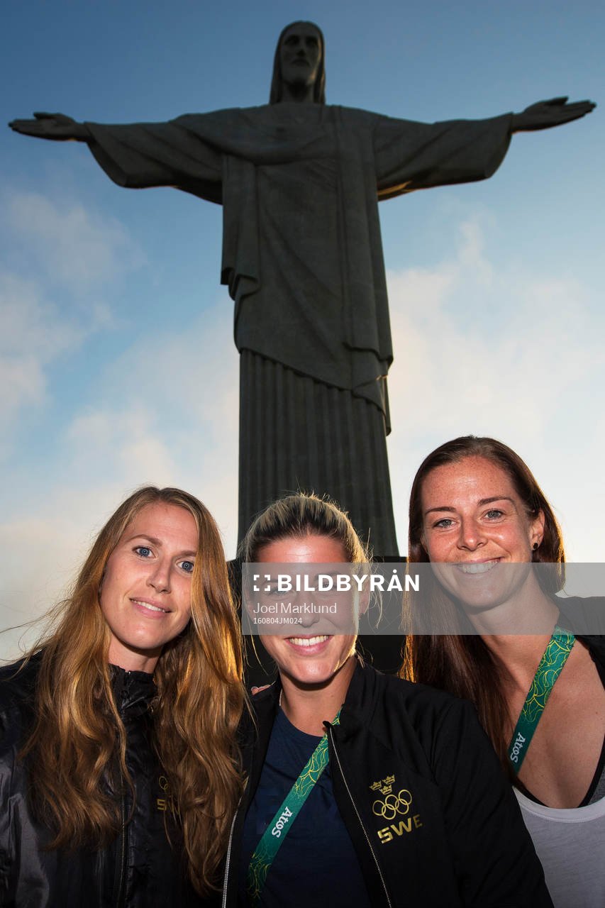 Emma Berglund, Olivia Schough och Lotta Schelin poserar