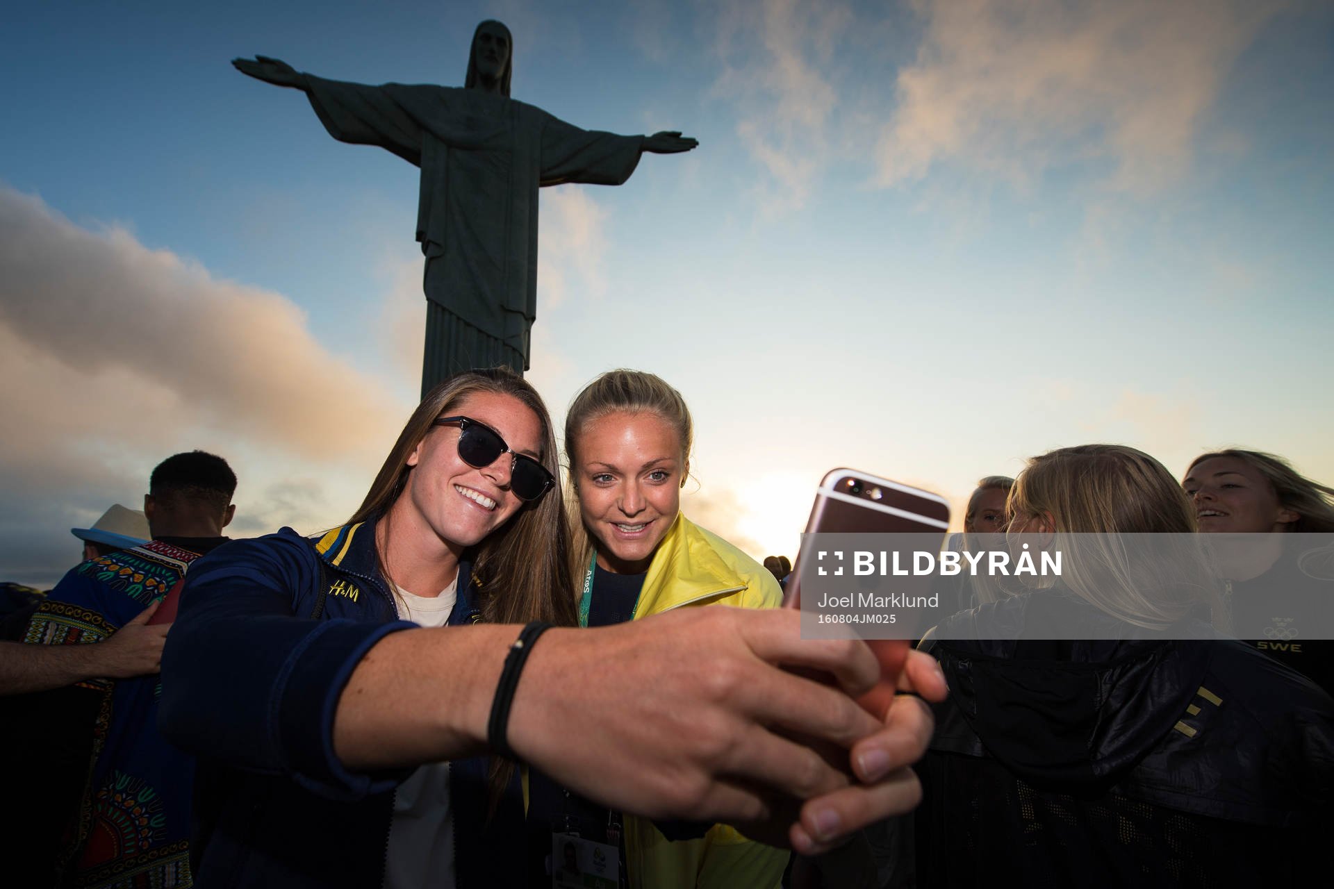 Pauline Hammarlund och Hilda Carlén tar en selfie när