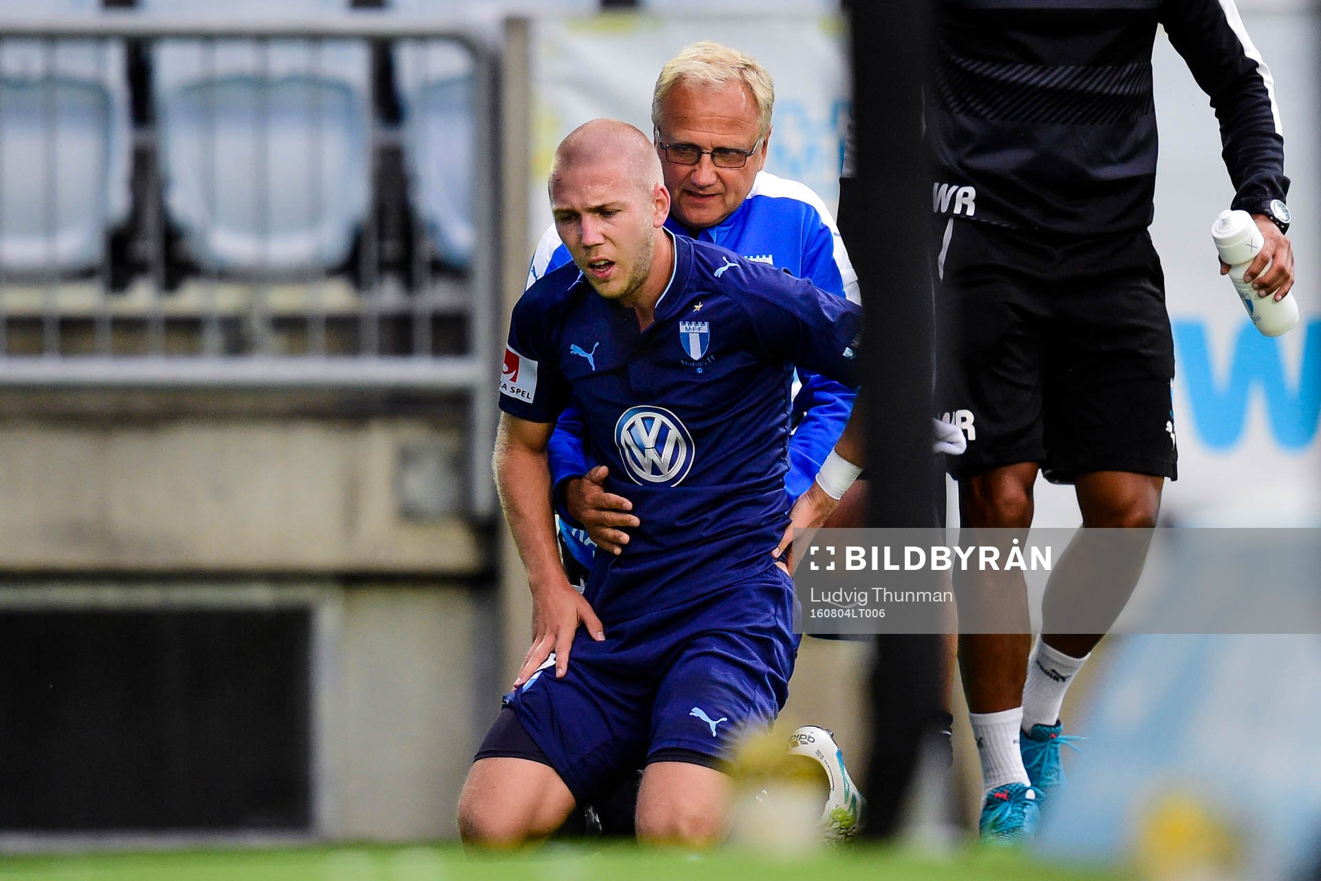 Malmö FFs Anton Tinnerholm får vård av läkare Pär