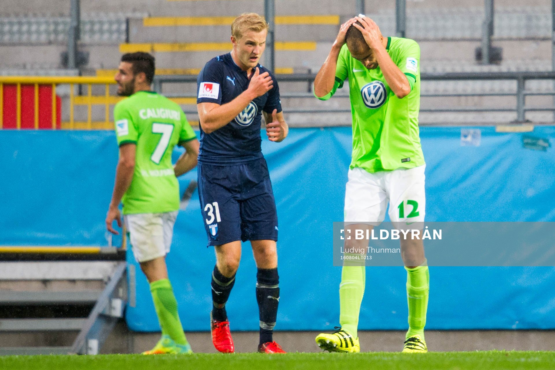 Wolfsburgs Bas Dost deppar bredvid Malmö FFs Franz Brorsson