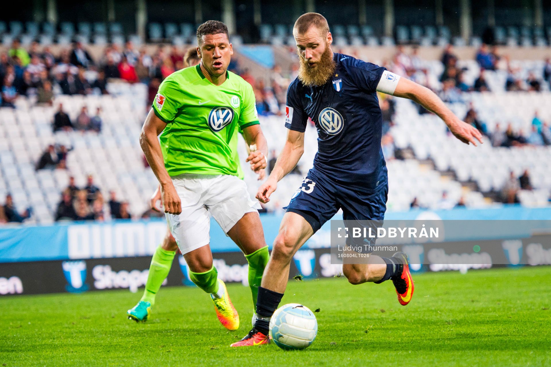 Malmö FFs Jo Inge Berget bevakas av Wolfsburgs Jeffrey