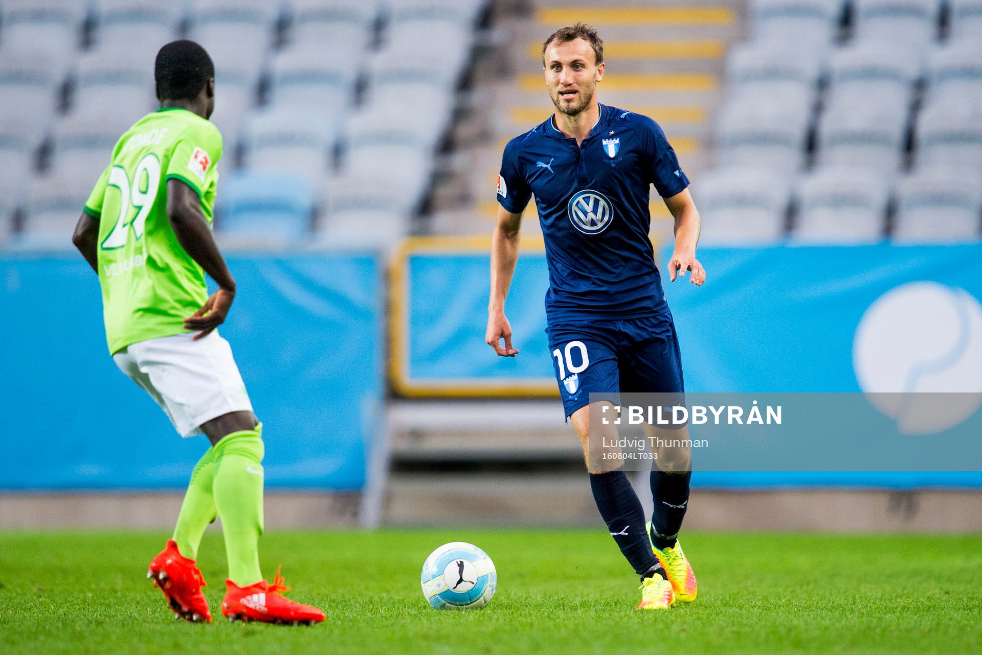Wolfsburgs Amara Conde och Malmö FFs Magnus Wolff Eikrem under träningsmatchen i fotboll mellan Malmö FF och Wolfsburg den 4 augusti 2016 i Malmö.