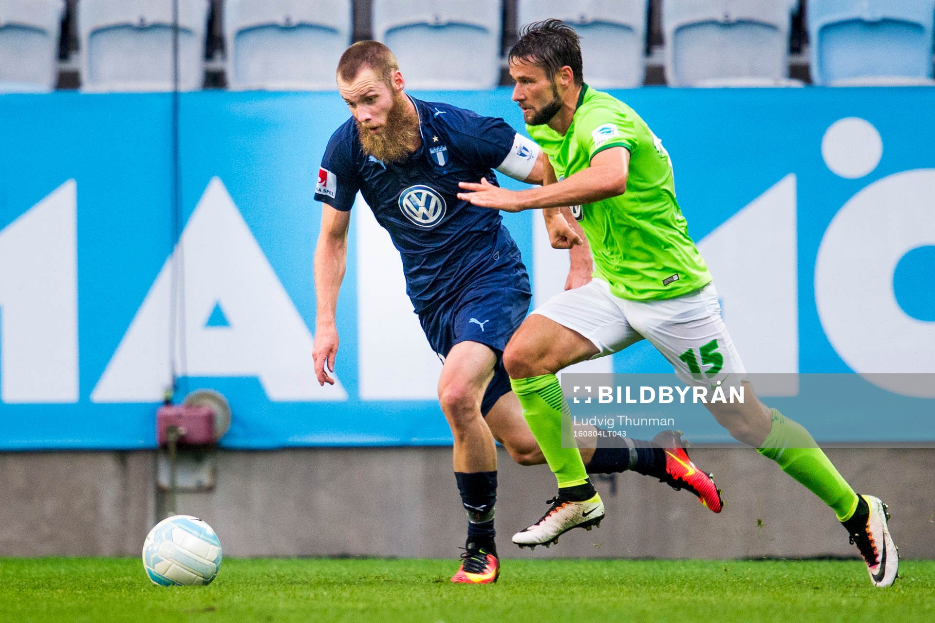 Malmö FFs Jo Inge Berget och Wolfsburgs Christian Träsch under träningsmatchen i fotboll mellan Malmö FF och Wolfsburg den 4 augusti 2016 i Malmö.