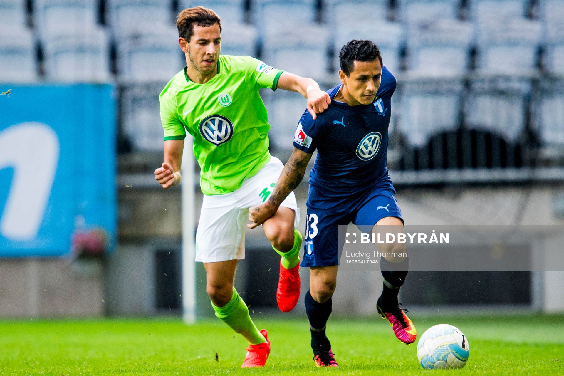 Wolfsburgs Robin Knoche och Malmö FFs Yoshimar Yotún under träningsmatchen i fotboll mellan Malmö FF och Wolfsburg den 4 augusti 2016 i Malmö.