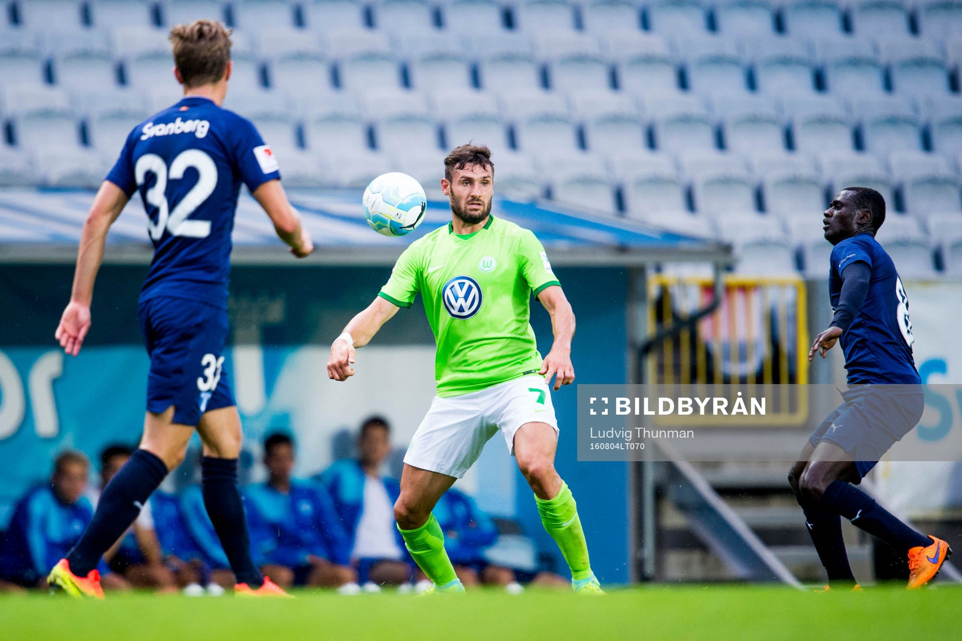 Wolfsburgs Daniel Caligiuri bevakas av Malmö FFs Mattias