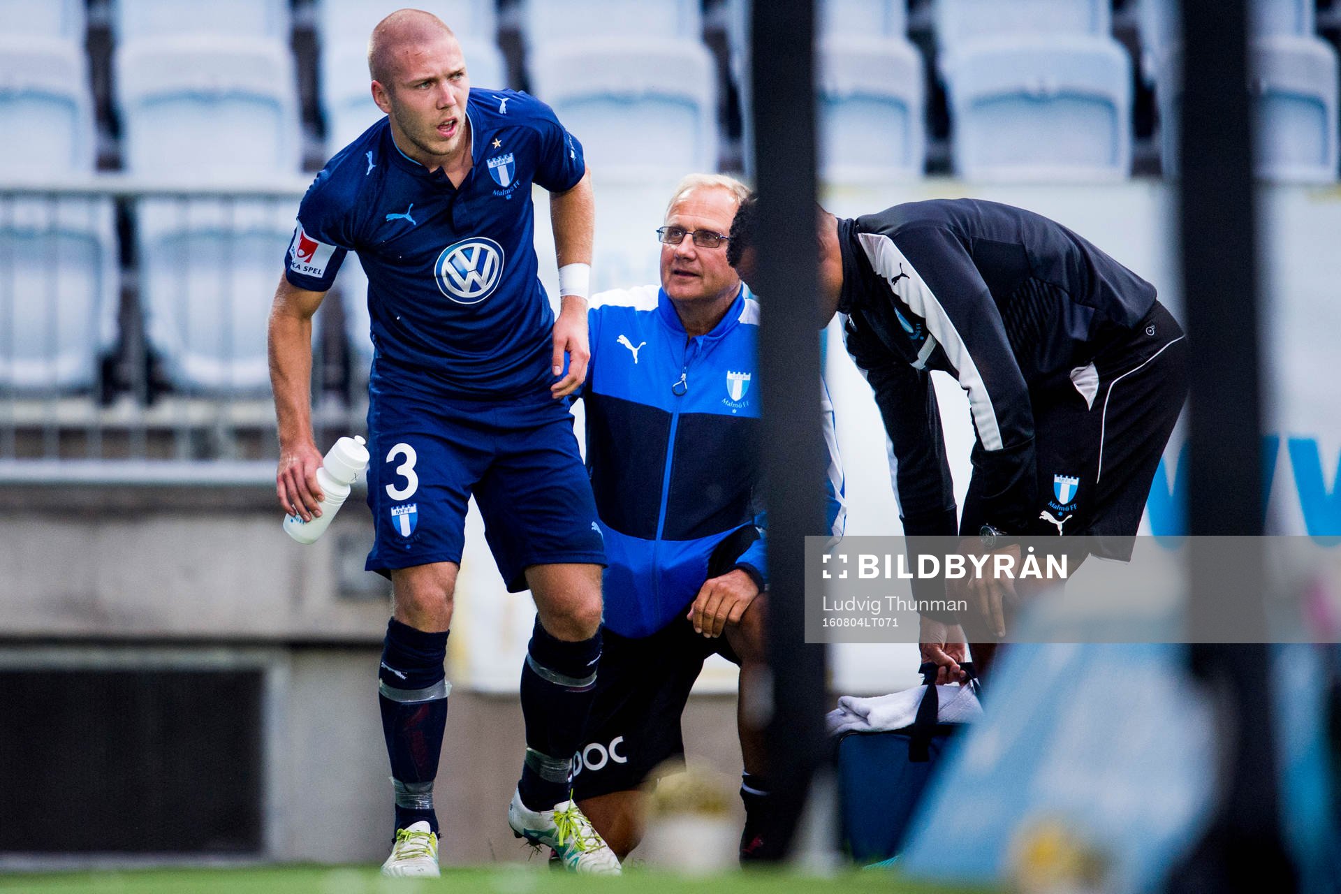Malmö FFs Anton Tinnerholm har ont och får vård av
