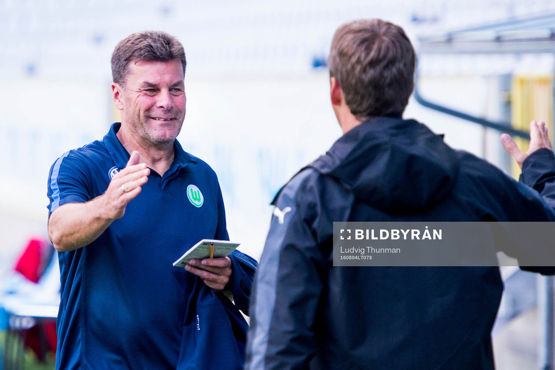 Wolfsburgs tränare Dieter Hecking hälsar på Malmö FFs