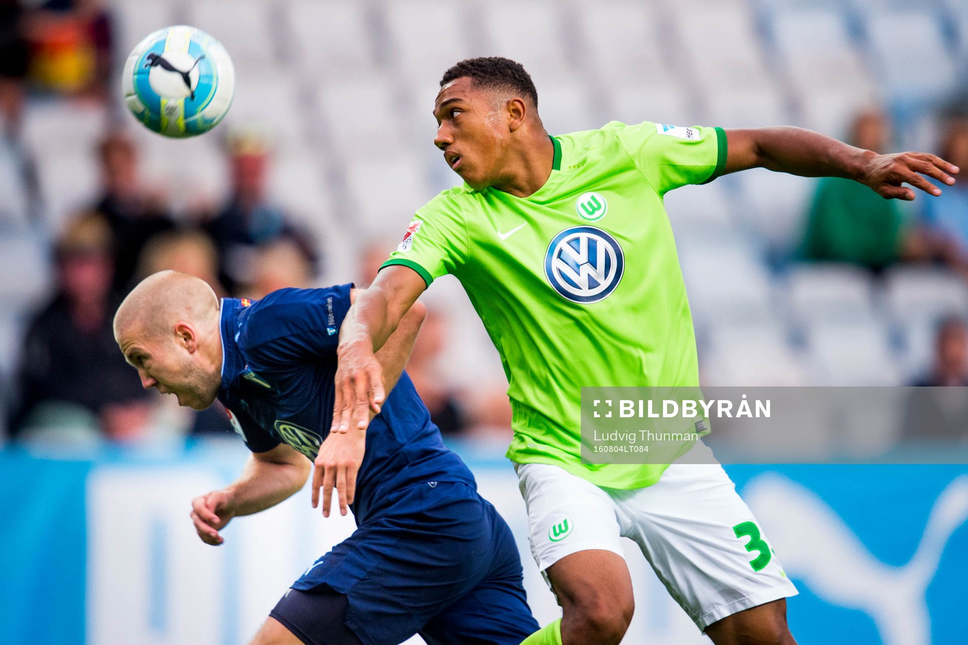 Malmö FFs Anton Tinnerholm och Wolfsburgs Anton Donkor
