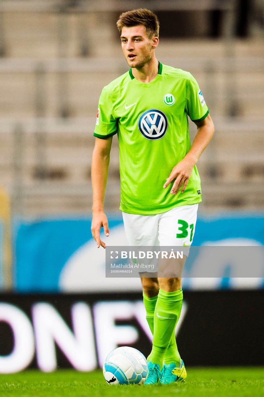 Wolfsburgs Robin Knoche under träningsmatchen i fotboll mellan Malmö FF och Wolfsburg den 4 augusti 2016 i Malmö.