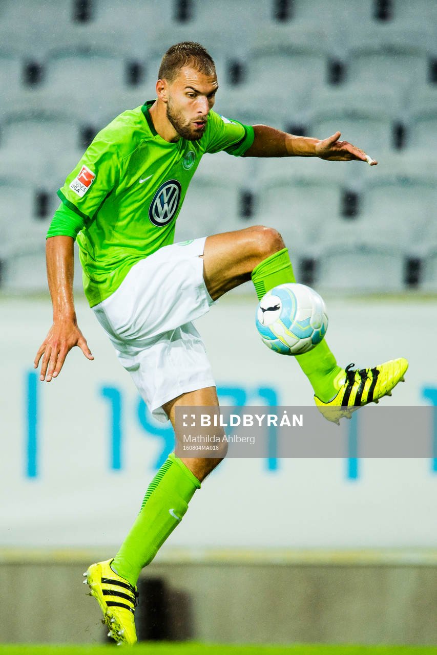 Wolfsburgs Bas Dost plockar ner bollen