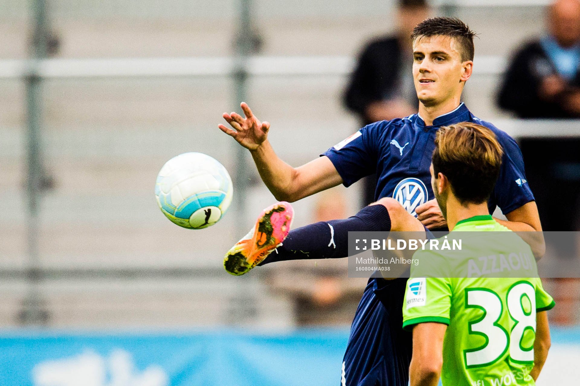 Malmö FFs Alexander Jeremejeff plockar ner bollen