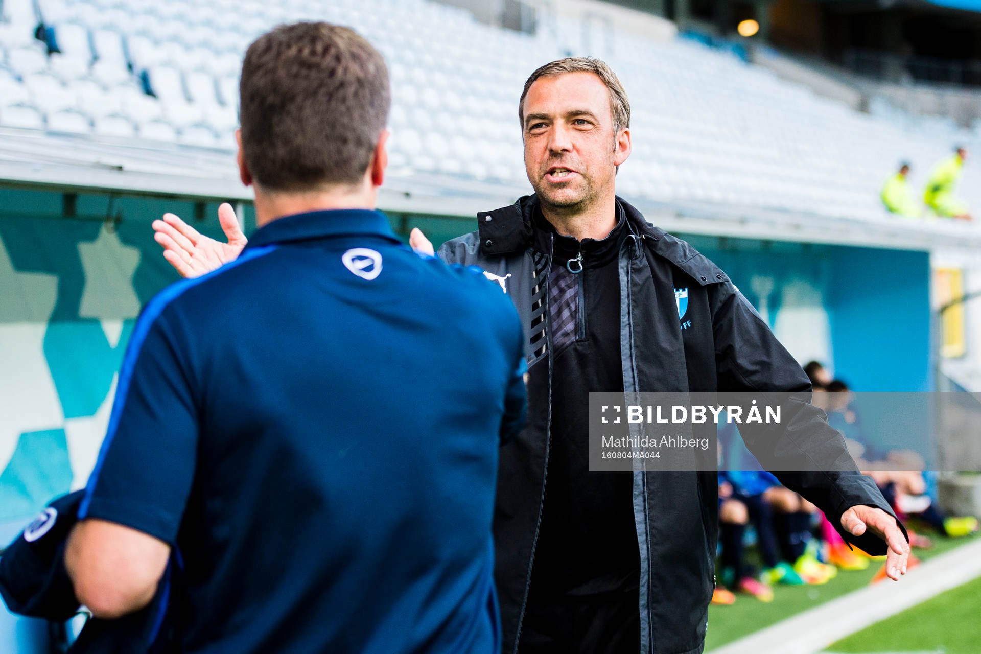 Malmö FFs tränare Allan Kuhn hälsar på Wolfsburgs