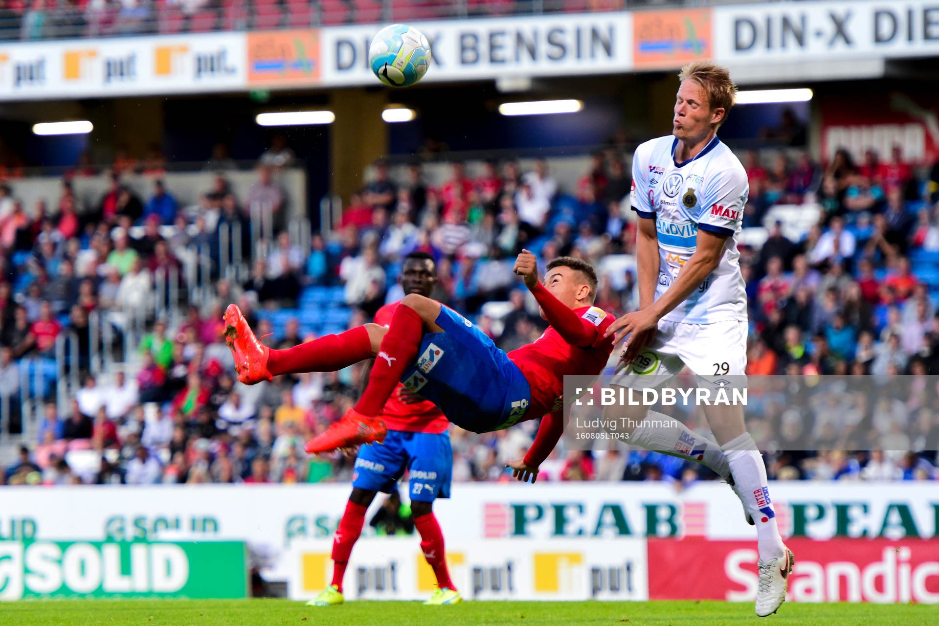 Helsingborgs Jordan Larsson provar cykelspark bredvid