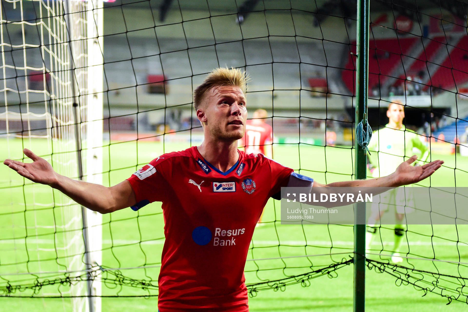 Helsingborgs Andreas Landgren i samtal med besvikna
