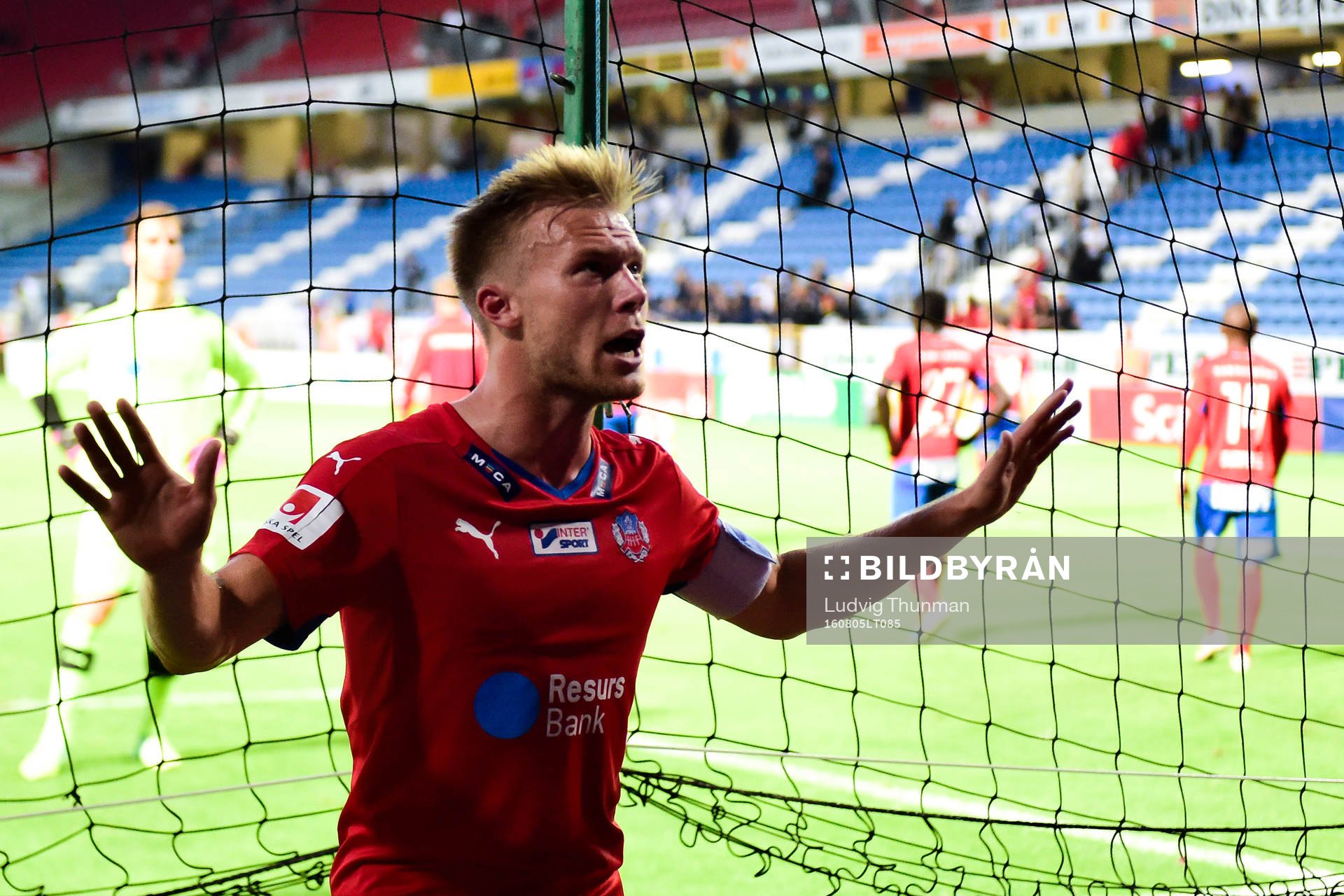Helsingborgs Andreas Landgren i samtal med besvikna