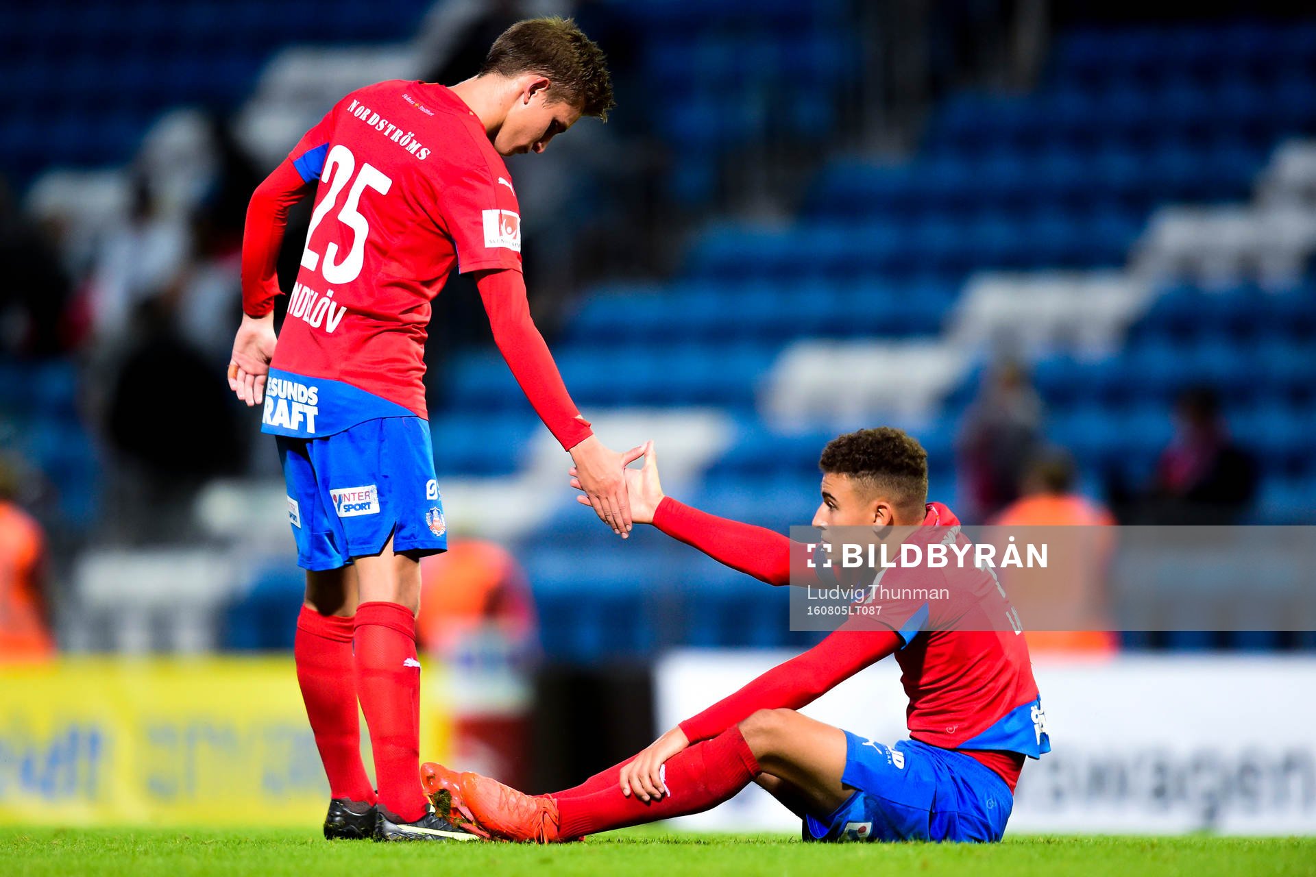Helsingborgs Felix Bindelöv och Jordan Larsson deppar