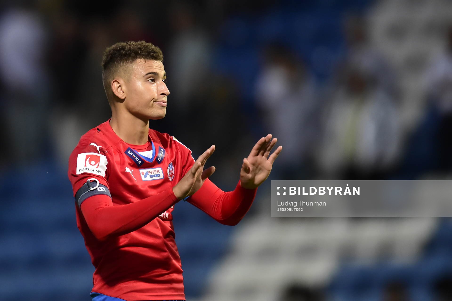 Helsingborgs Jordan Larsson försöker lugna publiken