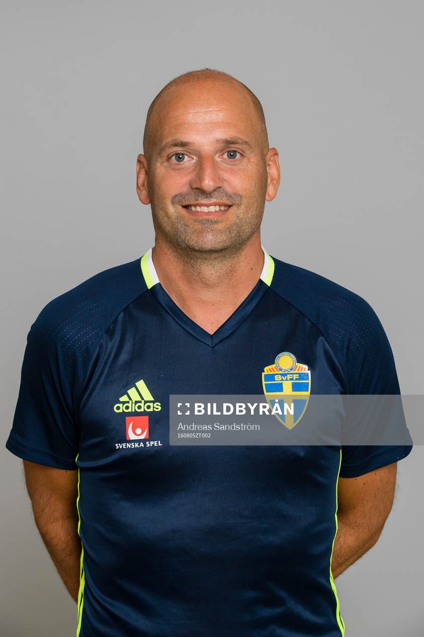 Magnus Wikman, Förbundskapten för P15/01 landslaget i fotboll poserar för ett porträtt den 5 Augusti 2016 i Stockholm. 