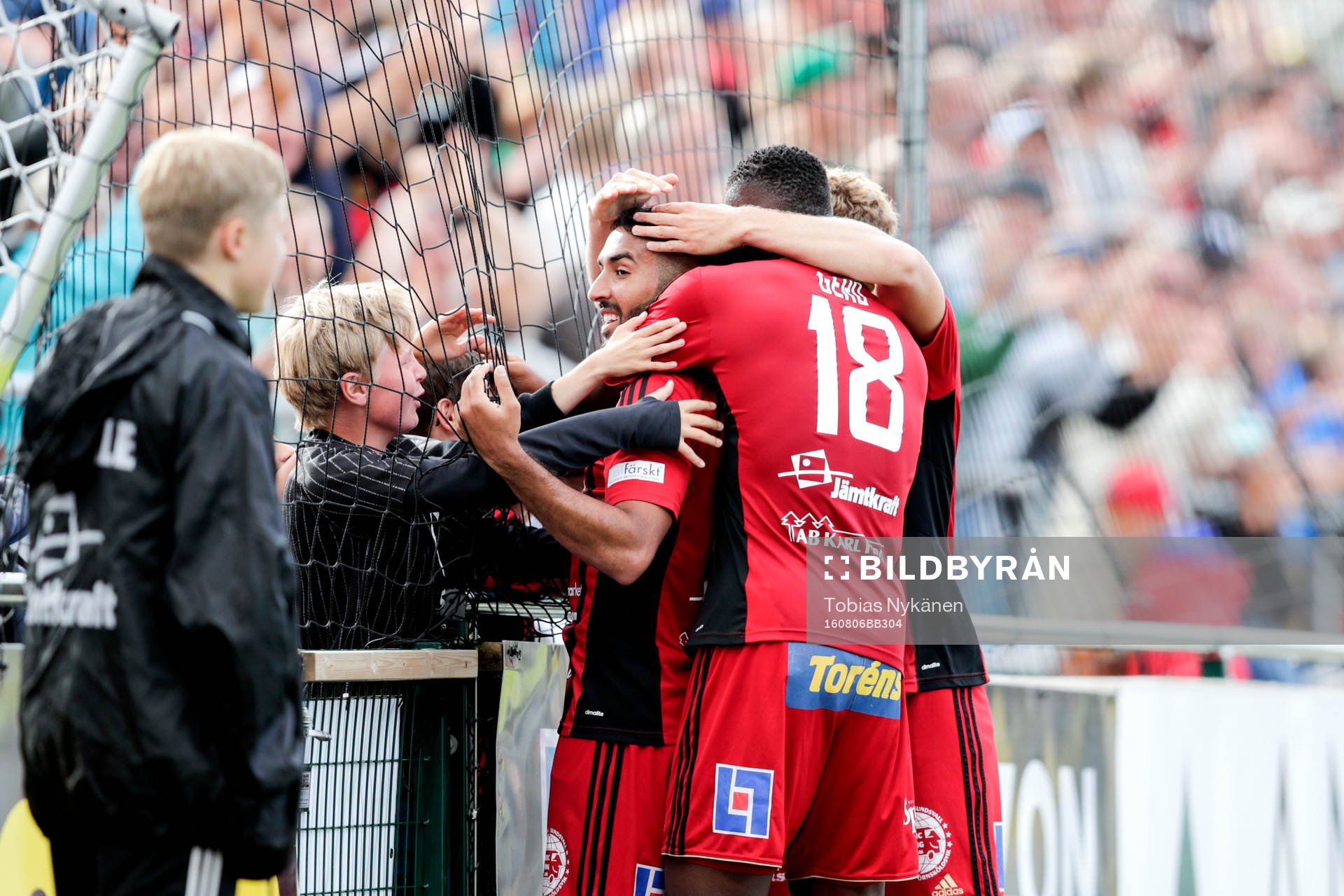 Östersunds Saman Ghoddos jublar
