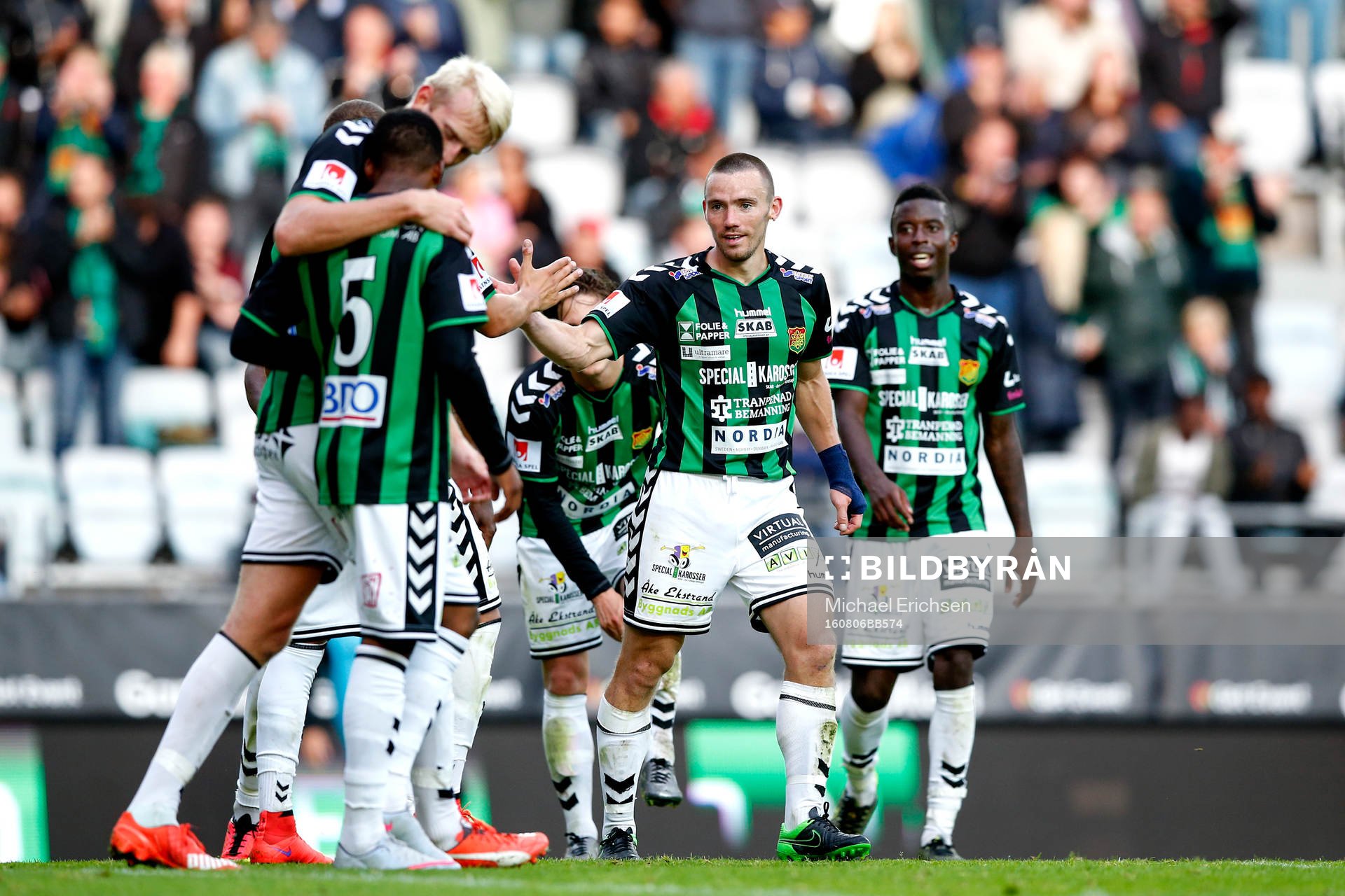 GAIS James Sinclair jublar med lagkamraterna