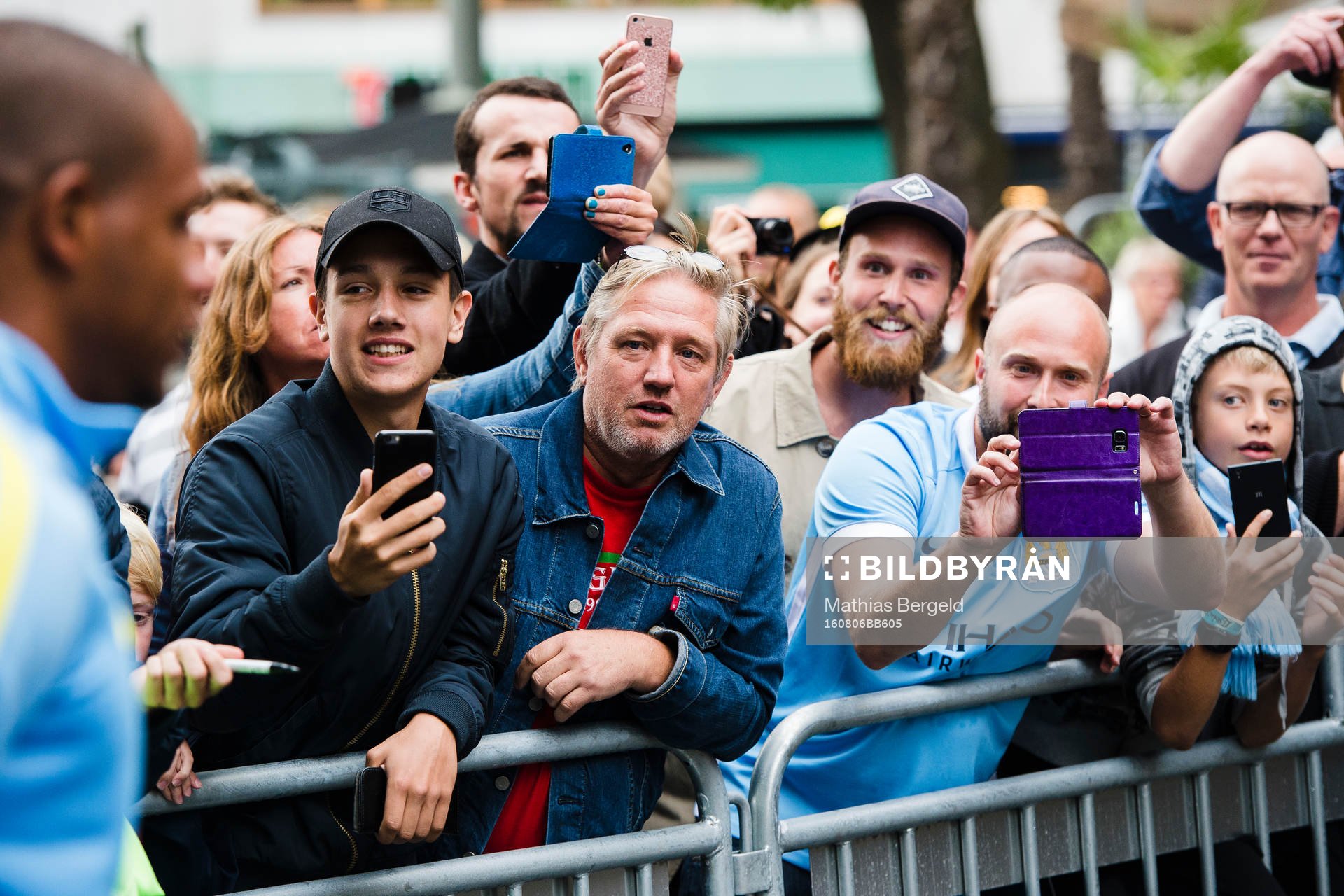 Manchester Citys supportrar väntar på att spelarna ska