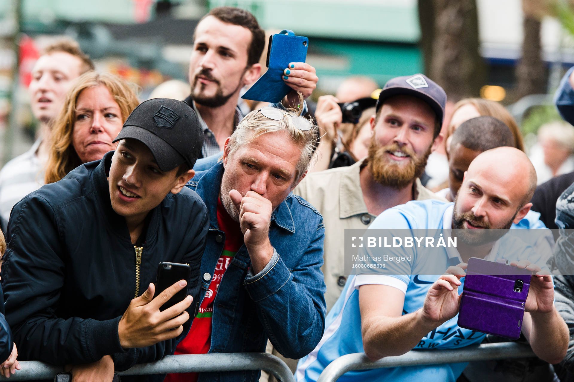 Manchester Citys supportrar väntar på att spelarna ska